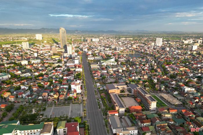 Khi mặt trời lên cao, Thành Sen bừng sáng trong một ngày mới. Nhịp sống đô thị dần ổn định, hòa vào không khí sôi động nhưng vẫn giữ nét bình yên đặc trưng của buổi sớm.