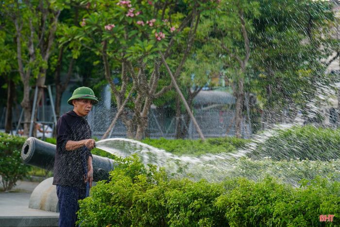 Từ sáng sớm, công nhân vệ sinh môi trường đã có mặt tại các tuyến phố, công viên để quét dọn, tưới cây, góp phần giữ gìn diện mạo xanh, sạch, đẹp cho Thành Sen.