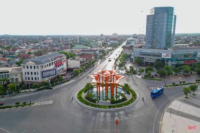 Ánh bình minh chiếu qua cụm biểu tượng văn hóa tại vòng xuyến giao giữa QL1 với các tuyến đường Phan Đình Phùng và Hàm Nghi. Công trình là điểm nhấn kiến trúc của khu vực trung tâm, góp phần tạo diện mạo hiện đại cho đô thị.