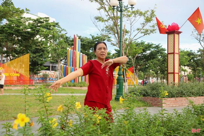 Không chỉ các hồ điều hòa, nhiều công viên, quảng trường và tuyến phố xanh cũng trở thành điểm hẹn quen thuộc của người dân tập thể dục, rèn luyện sức khỏe mỗi sáng.
