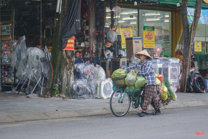  Bình minh vừa lên cũng là lúc nhiều người lao động tất bật bắt đầu ngày mới, mang theo nhịp sống sôi động của đô thị Thành Sen. Chị Nguyễn Thị Hương, tiểu thương chợ Vườn ươm (phường Thành Sen) chia sẻ: “Mỗi sáng, tôi đều dậy sớm chuẩn bị hàng. Công việc đã quen thuộc nhưng nhờ không khí buôn bán sớm và khách hàng ổn định nên tôi luôn có thêm động lực làm việc”. 