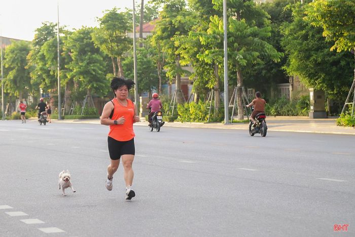  Chạy bộ là môn thể thao được nhiều người lựa chọn để bắt đầu ngày mới. Chị Dương Thị Hương (phường Thành Sen) cho biết: "Sáng nào tôi cũng dành khoảng 30-45 phút để chạy bộ. Vừa rèn luyện sức khỏe, vừa hít thở không khí trong lành, tôi cảm thấy rất dễ chịu và có thêm năng lượng cho công việc". 