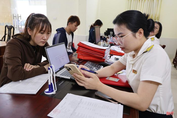 Thuế cơ sở 4 tỉnh Hà Tĩnh hỗ trợ người dân thực hiện thủ tục đóng mã số thuế không hoạt động.