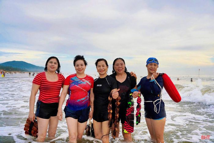Chính vì mang lại nhiều lợi ích cho sức khỏe nên các thành viên luôn duy trì sinh hoạt cùng nhóm và tham gia hoạt động bơi biển đều đặn.