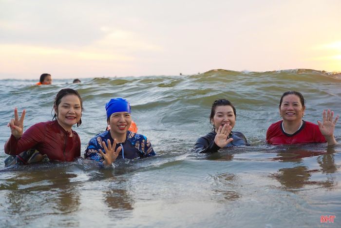 Người thì chọn bơi những vòng dài, người ngụp lặn giữa làn nước mát.