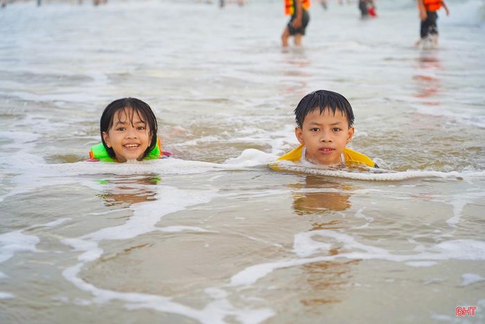 Em Nguyễn Ngọc Bảo Châu (phường Thành Sen) cho biết: “Em năm nay 8 tuổi nhưng đã theo bố mẹ và nhóm "Yêu biển" đi bơi biển được khoảng 2, 3 năm nay. Đi tắm biển, em cảm thấy rất sảng khoái và tràn đầy năng lượng".