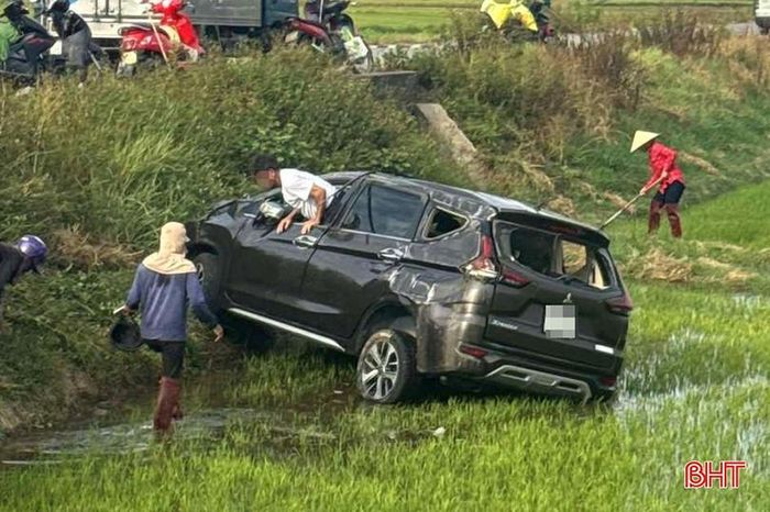 2 phương tiện hư hỏng nặng sau vụ tai nạn.