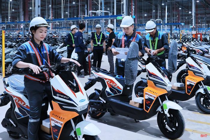 Nhà máy sản xuất xe máy điện VinFast Hà Tĩnh (KKT Vũng Áng) đã đi vào hoạt động, tạo việc làm cho nhiều lao động địa phương.