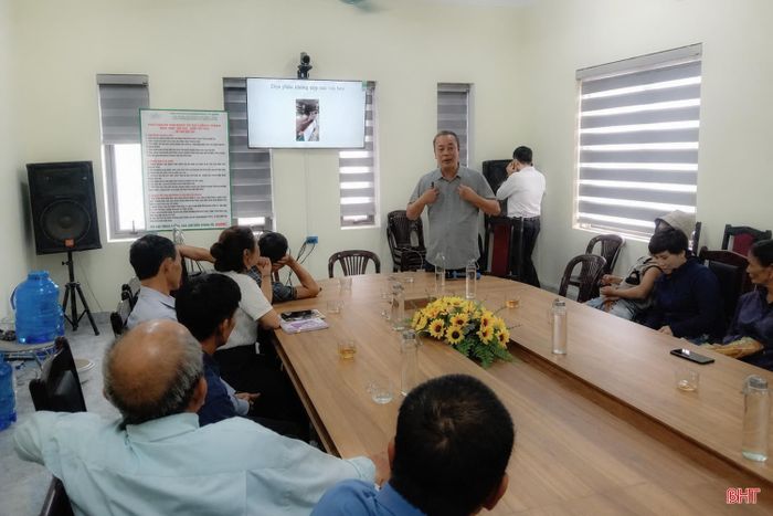 Người chăn nuôi xã Trường Lưu được hướng dẫn kỹ thuật chăn nuôi không tiếp xúc.