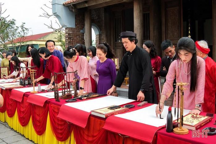Hoạt động viết thư pháp tại Di tích Nguyễn Du thu hút đông đảo người dân và du khách tham gia.