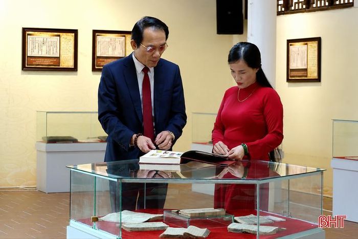 Ông Nguyễn Hải Nam, Chủ tịch Hội đồng gia tộc họ Nguyễn Tiên Điền giới thiệu ấn phẩm và tư liệu về Đại thi hào Nguyễn Du tại Di tích Nguyễn Du.