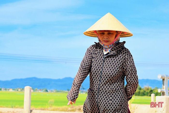  Bà Lê Thị Hòa - Trưởng thôn Tân Xuyên (xã Đức Thọ) cho biết: "Đầu vụ sản xuất lúa hè thu năm 2026, nhiều diện tích lúa tại xứ đồng của hai thôn Tân Xuyên và Tân Mỹ gặp khó khăn về nguồn nước tưới. Trước thực trạng đó, địa phương đã tiến hành khắc phục bằng cách xây dựng tuyến mương tạm để dẫn nước từ kênh chính vào đồng ruộng, đáp ứng nhu cầu sản xuất trước mắt. Tuy nhiên, đây chỉ là giải pháp tình thế. Về lâu dài, cần được đầu tư đồng bộ hệ thống kênh dẫn và các công trình điều tiết nước từ cống T21 vào nội đồng thì mới bảo đảm cấp nước ổn định, phát huy hiệu quả của công trình". 
