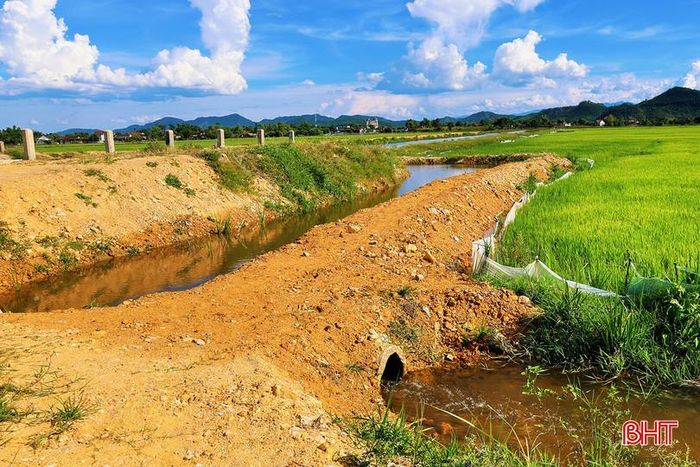  Tuyến mương tạm được địa phương đào chỉ đủ dẫn một phần dòng chảy từ kênh chính vào đồng ruộng. Do không được đầu tư kiên cố nên khả năng dẫn và điều tiết nước rất hạn chế, chưa đáp ứng nhu cầu tưới cho diện tích canh tác. 