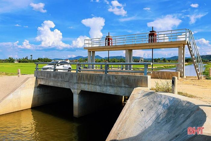  Ghi nhận của PV, cống T21 được xây dựng kiên cố bằng bê tông cốt thép, gồm 2 khoang cống, lắp đặt cửa van điều tiết để lấy nước từ kênh Ngàn Trươi phục vụ sản xuất nông nghiệp. 