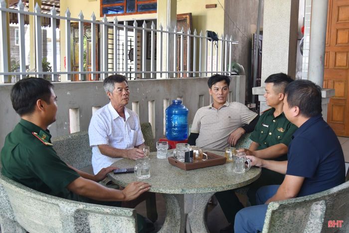 Cán bộ, chiến sĩ Đồn Biên phòng Kỳ Khang xuống địa bàn động viên, khuyến khích ngư dân tham gia các mô hình tự quản trên biển.