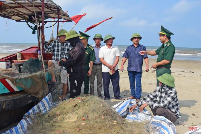BĐBP Lạch Kèn nắm bắt thông tin, tình hình trên biển từ các thành viên Tổ đồng quản lý nghề cá xã Cổ Đạm.