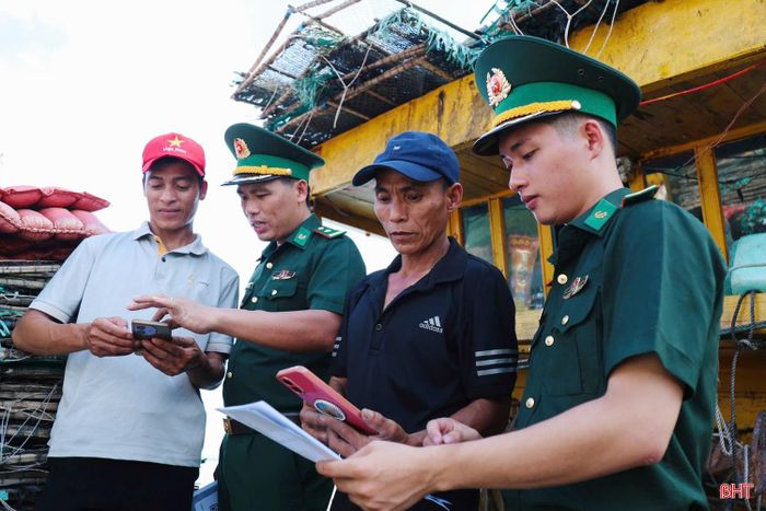 BĐBP Cửa Sót hỗ trợ ngư dân kết nối nhóm zalo cộng đồng để kịp thời liên lạc, hỗ trợ nhau trong sản xuất.