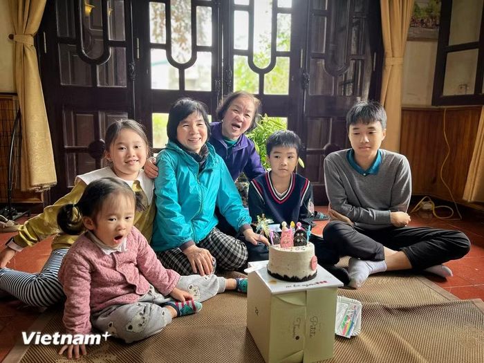 Những khoảnh khắc ý nghĩa của trẻ em bên gia đình. (Ảnh minh họa: Mai Mai/Vietnam+)