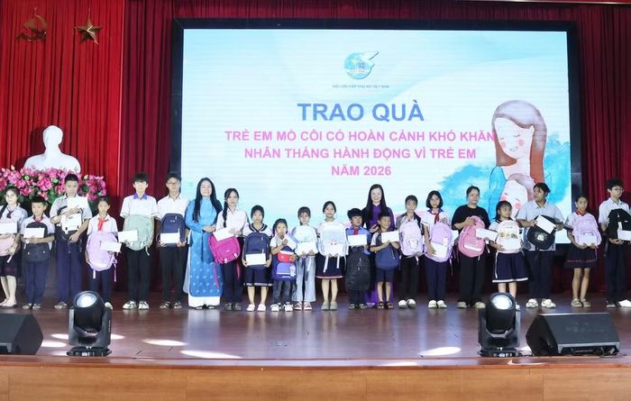 150 suất quà đã được trao cho trẻ em mồ côi, trẻ em có hoàn cảnh khó khăn của thành phố Huế. (Ảnh: BTC)