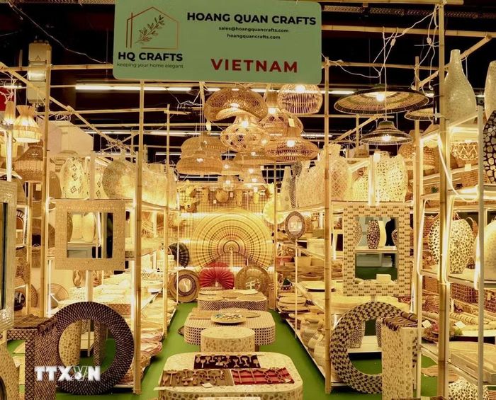 Gian hàng thủ công mỹ nghệ mây tre đan của Công ty Hoàng Quân. (Ảnh: Phương Hoa/TTXVN)
