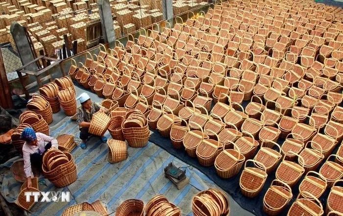 Sản xuất mây tre đan xuất khẩu ở Phú Xuyên, Hà Nội. (Ảnh Trọng Đạt/TTXVN)