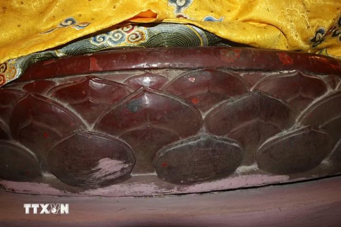Pho tượng tọa trên tòa sen có hình elip, gồm 3 lớp cánh sen, các cánh sen đều để trơn, nhọn đầu, vai cánh ôm tựa hình chóp. (Ảnh: Thanh Thương/TTXVN)