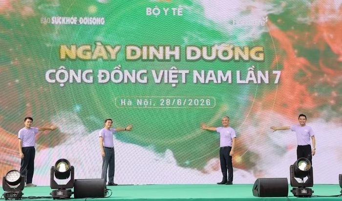 Đại diện Ban Tổ chức cùng ấn nút khai mạc Ngày Dinh dưỡng cộng đồng Việt Nam lần 7. (Ảnh: PV/Vietnam+)