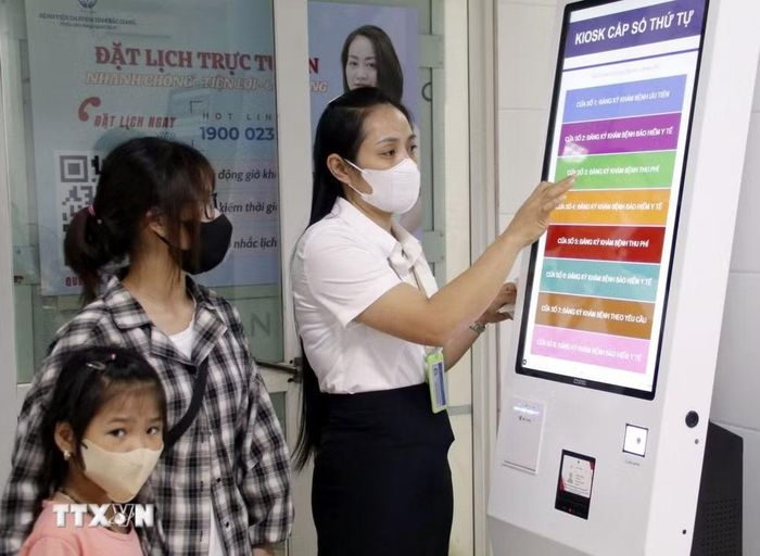 Người dân đăng ký khám bệnh qua hệ thống kiosk điện tử tại bệnh viện, rút ngắn thời gian chờ đợi. (Ảnh: Đồng Thúy/TTXVN)