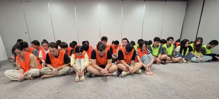 Đội ngũ nhân viên bị bắt giữ là những người thực hiện trực tiếp công đoạn tiếp cận, tư vấn khách hàng dựa trên kịch bản thống nhất, quảng bá các gói kỳ nghỉ với quyền lợi hấp dẫn nhằm tạo tâm lý khan hiếm và thúc đẩy việc ký hợp đồng, thanh toán nhanh chóng. (Ảnh: PV/Vietnam+)