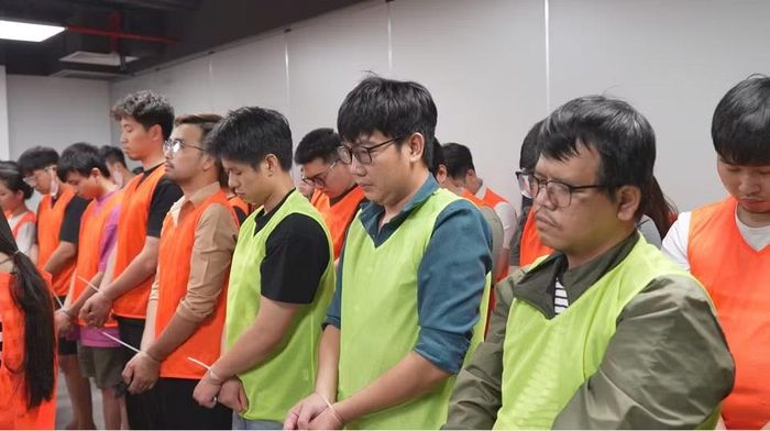 Các đối tượng bị khởi tố bao gồm Ban Giám đốc, cổ đông, quản lý nhân sự, quản lý bộ phận telesale, nhân viên kinh doanh được tổ chức theo mô hình phân cấp chặt chẽ. Trong đó có các đối tượng giữ vai trò cổ đông góp vốn, trực tiếp quản lý nhóm kinh doanh và điều hành toàn bộ hoạt động tài chính. (Ảnh: PV/Vietnam+)