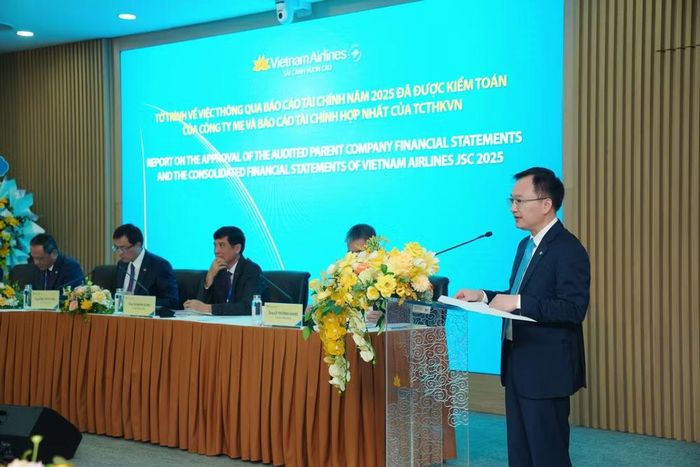 Ông Trần Văn Hữu, Kế toán trưởng Vietnam Airlines giải đáp về biến động giá nhiên liệu, tỷ giá gây áp lực đến hoạt động sản xuất kinh doanh. (Ảnh: Việt Hùng/Vietnam+)