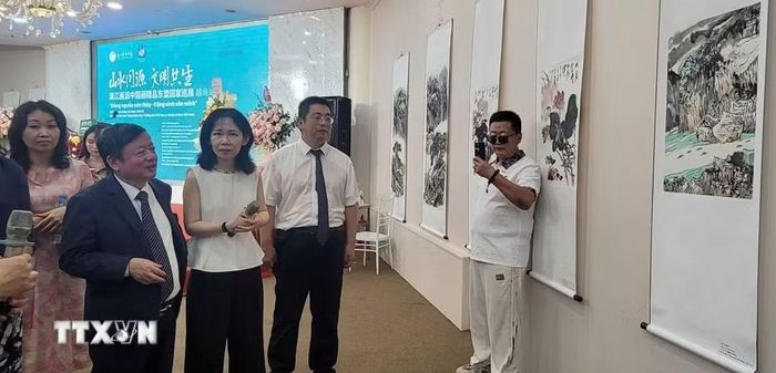 Các đại biểu tham quan triển lãm. Ảnh: Phương Thanh-TTXVN