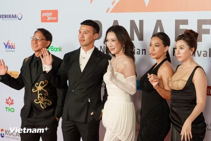 Các nghệ sĩ, nhà làm phim Việt Nam rạng rỡ trên thảm đỏ, thể hiện sự ủng hộ nhiệt tình cho kỳ Liên hoan phim quốc tế tầm cỡ được tổ chức tại nước nhà. (Ảnh: Thanh Phong/Vietnam+)