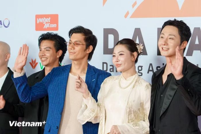 Dàn diễn viên Việt Nam thể hiện sự thân thiện, liên tục nở nụ cười tươi tương tác với người hâm mộ tại Đà Nẵng. (Ảnh: Thanh Phong/Vietnam+)