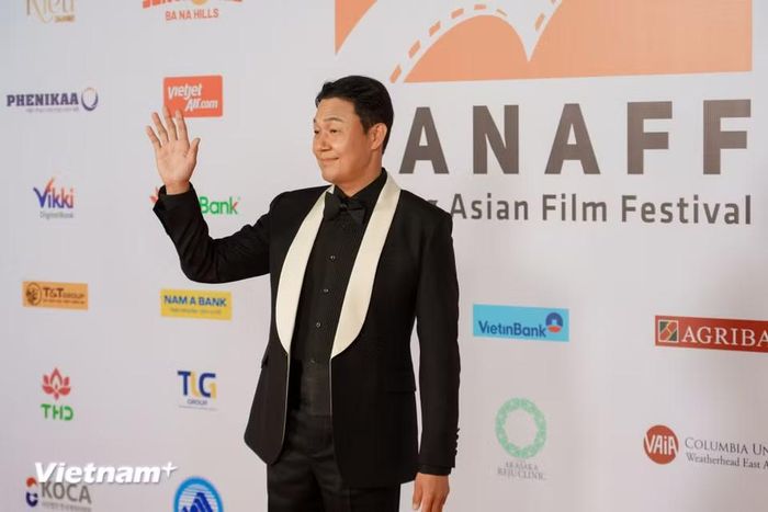 Nam diễn viên gạo cội Park Sung Woong rạng rỡ vẫy chào khán giả Việt Nam trong bộ tuxedo lịch lãm. (Ảnh: Thanh Phong/Vietnam+)