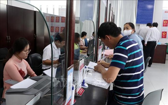 Người dân đến làm các thủ tục cần thiết tại Trung tâm phục vụ hành chính công tại các xã, phường ở thành phố Cần Thơ được thuận lợi, nhanh chóng. Ảnh: Trung Hiếu/TTXVN