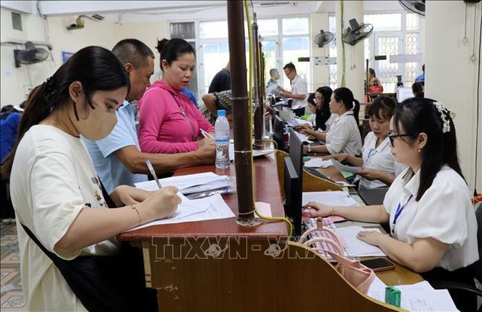 Người dân đến giải quyết thủ tục hành chính tại Trung tâm phục vụ hành chính công phường Nam Định, tỉnh Ninh Bình. Ảnh: Nguyễn Lành /TTXVN