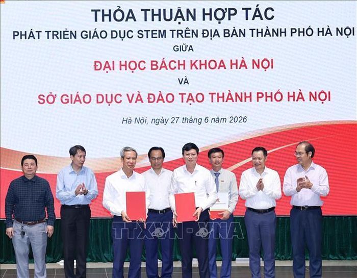 Thỏa thuận hợp tác giữa Đại học Bách khoa Hà Nội cùng Sở Giáo dục và Đào tạo Hà Nội về phát triển giáo dục STEM, chiều 27/6. Ảnh: Thanh Tùng/TTXVN