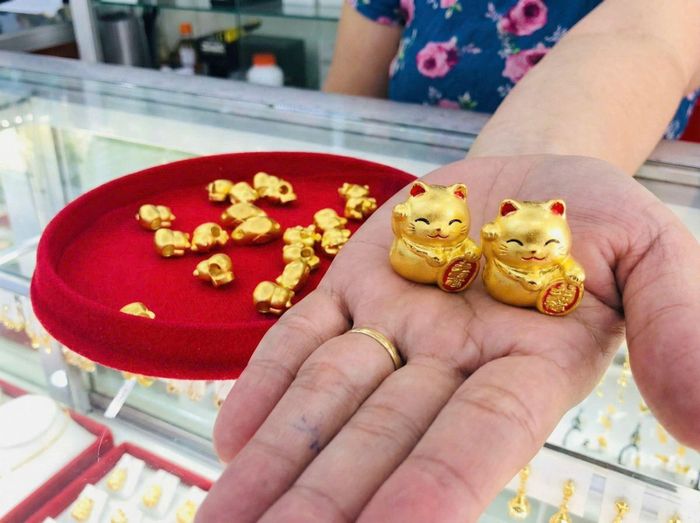 Charm vàng mèo thần tài.