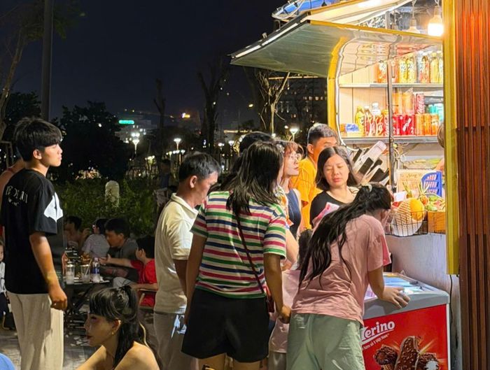 Du khách chờ mua sắm hàng hóa tại bãi biển Thùy Vân, phường Tam Thắng.