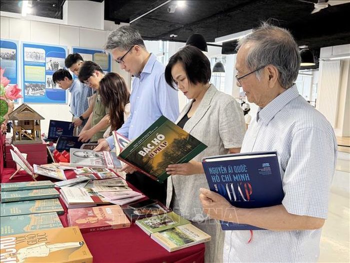 Các đại biểu tham quan không gian trưng bày sách, tư liệu và hiện vật về Chủ tịch Hồ Chí Minh trong khuôn khổ chuỗi hoạt động "Nguyễn Ái Quốc - Hồ Chí Minh: Hành trình vì hòa bình và độc lập dân tộc trên nước Pháp". Ảnh: Hữu Chiến/PV TTXVN tại Pháp