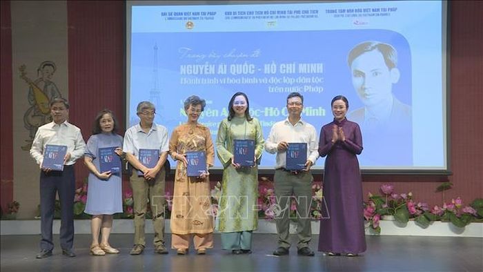 Trao tặng sách ảnh "Nguyễn Ái Quốc - Hồ Chí Minh với nước Pháp" cho những cá nhân đóng góp vào việc sưu tầm, gìn giữ và trao tặng tư liệu, hiện vật về Chủ tịch Hồ Chí Minh. Ảnh: Hữu Chiến/ PV TTXVN tại Pháp