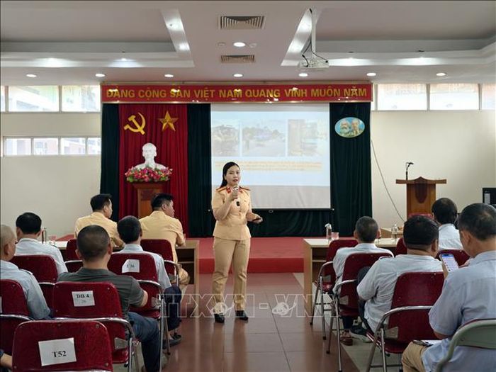 Cán bộ Đội Tuyên truyền, phòng Cảnh sát giao thông Hà Nội phổ biến những quy định mới về trật tự, an toàn giao thông; hướng dẫn kỹ năng nhận diện, phòng tránh nguy cơ mất an toàn trong quá trình vận hành xe buýt.
