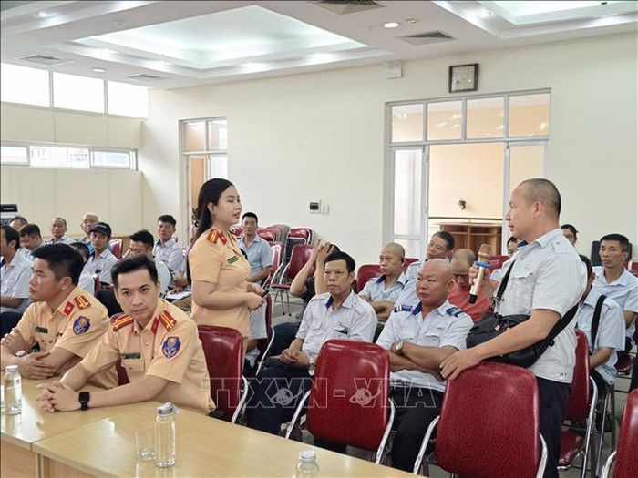 Lái xe buýt trực tiếp trao đổi những khó khăn phát sinh trong quá trình làm việc với lực lượng Cảnh sát giao thông.