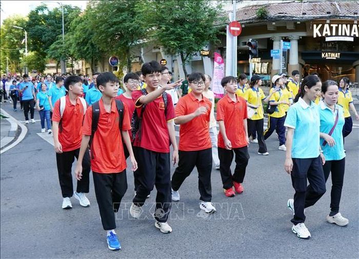 Học sinh, sinh viên, đoàn viên, thanh niên và người dân TP. Hồ Chí Minh tham gia Chương trình đi bộ đồng hành kỷ niệm 50 năm Ngày Thành phố Sài Gòn - Gia Định chính thức vinh dự mang tên Chủ tịch Hồ Chí Minh.