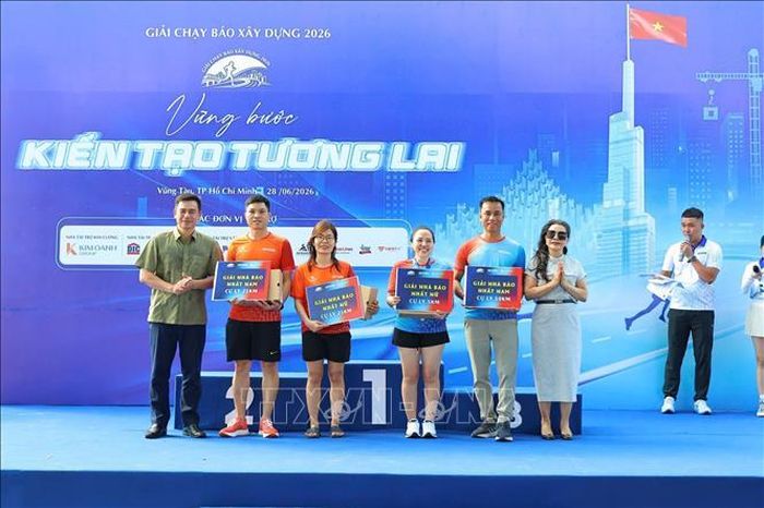 Các phóng viên đạt thành tích cao ở cự ly 5km, 10km và 21km tại giải. Ảnh: Huỳnh Sơn/TTXVN
