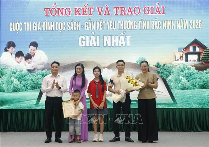 Gia đình chị Trịnh Thị Ngọc Thúy, giáo viên môn Ngữ văn Trường Trung học cơ sở Đại Phúc phường Võ Cường luôn duy trì thói quen đọc sách, giành giải Nhất Cuộc thi “Gia đình đọc sách, gắn kết yêu thương” tỉnh Bắc Ninh năm 2026.