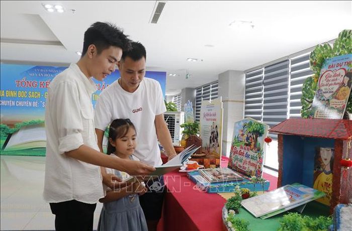 Gia đình cháu Nguyễn Việt Vương, Trường Trung học cơ sở Quảng Phú, xã Lâm Thao duy trì thói quen đọc sách, qua đó gắn kết, xây dựng tình cảm gia đình.