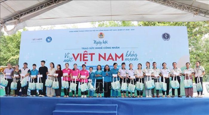 Trao quà cho các công nhân, người lao động có hoàn cảnh khó khăn.