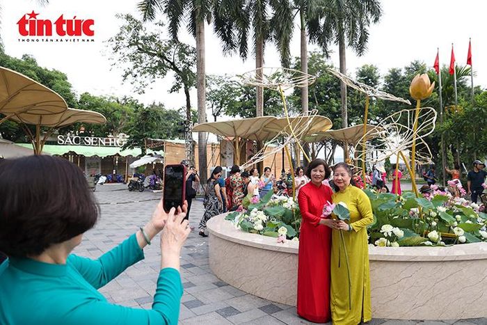 Du khách mặc áo dài lưu lại khoảnh khắc bên tiểu cảnh sen.